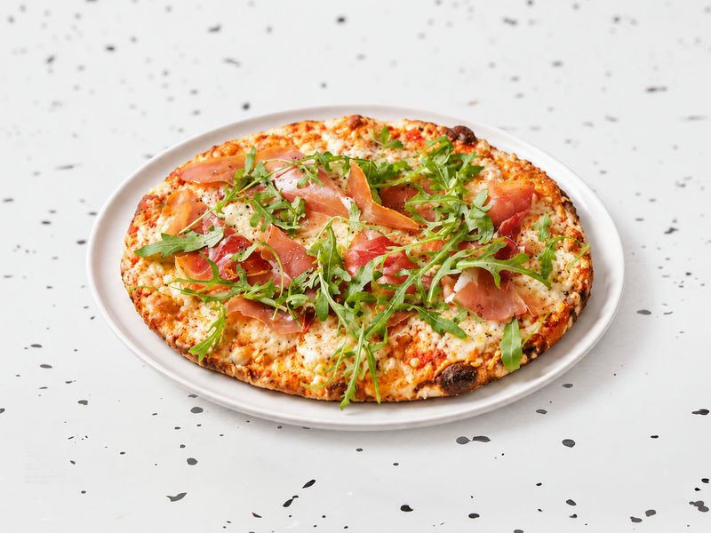 Pizza Prosciutto crudo με baby ρόκα
