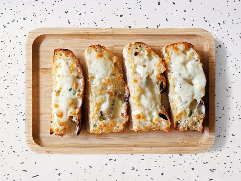 Cheese garlic bread